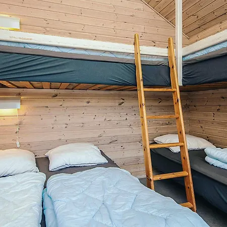 5 Person Relaxing In *